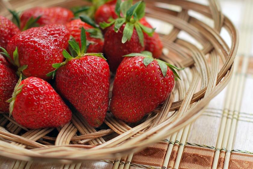 如何防治草莓灰霉病、草莓白粉病？