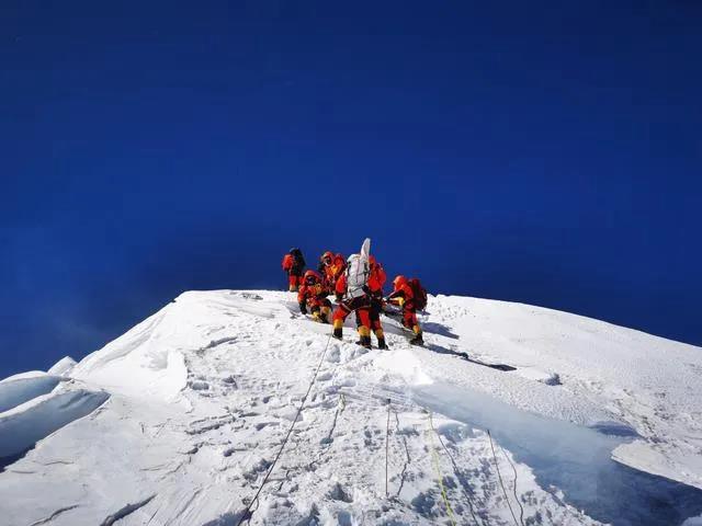 自然资源部第一测量队登顶珠峰，为世界屋脊量身高