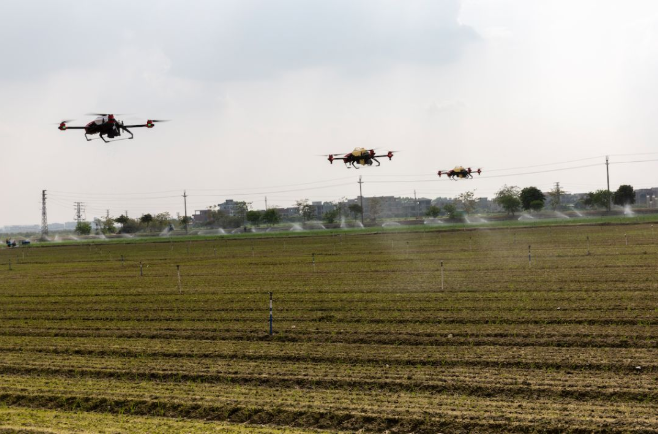极飞农业无人机进行规模化自主施药作业