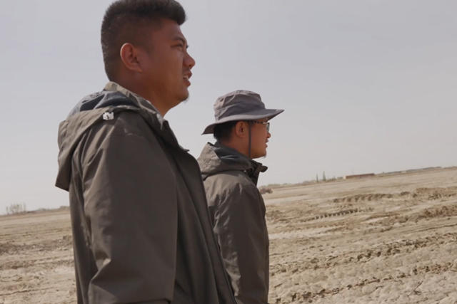 挑战“2 个人管理 3000 亩棉田”的主角  艾海鹏（右）和凌磊（左）