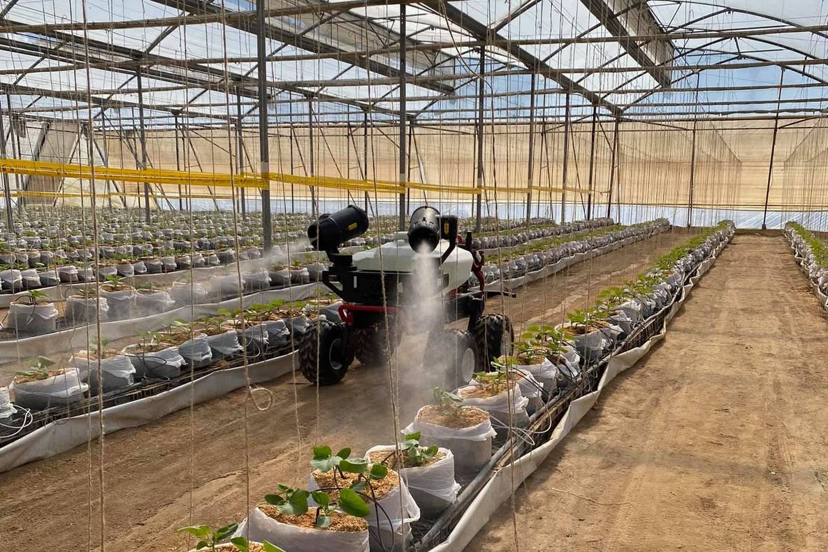 R150 in spraying demo at cucumber greenhouse