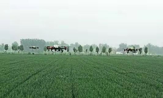 极飞农业无人机在田间作业