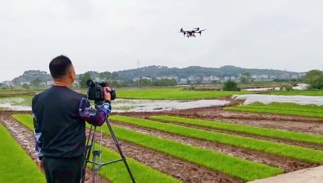 左毅经常安排团队拍摄极飞 P80 农业无人机作业视频，方便客户观看学习