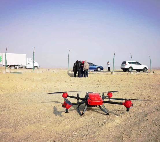 极飞农业无人机在新疆农田旁待命