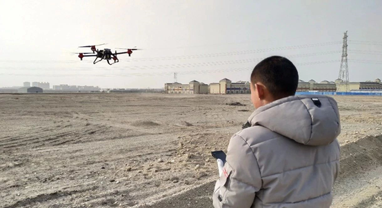 来自新疆巴州的小伙子正在学习极飞农业无人机的操控