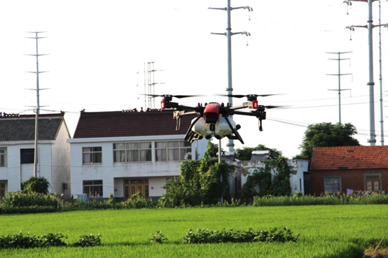 极飞科技农业无人机在刘登扣的农田里进行撒肥作业