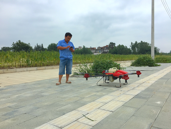 文波华是净潭乡里最早开始接触极飞科技产品的农户