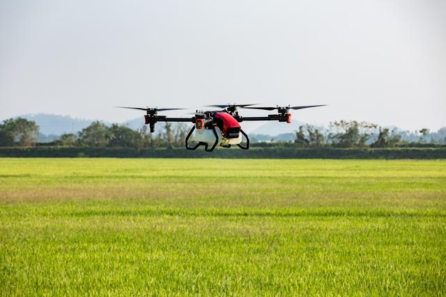 极飞P80农业无人机正在农田工作
