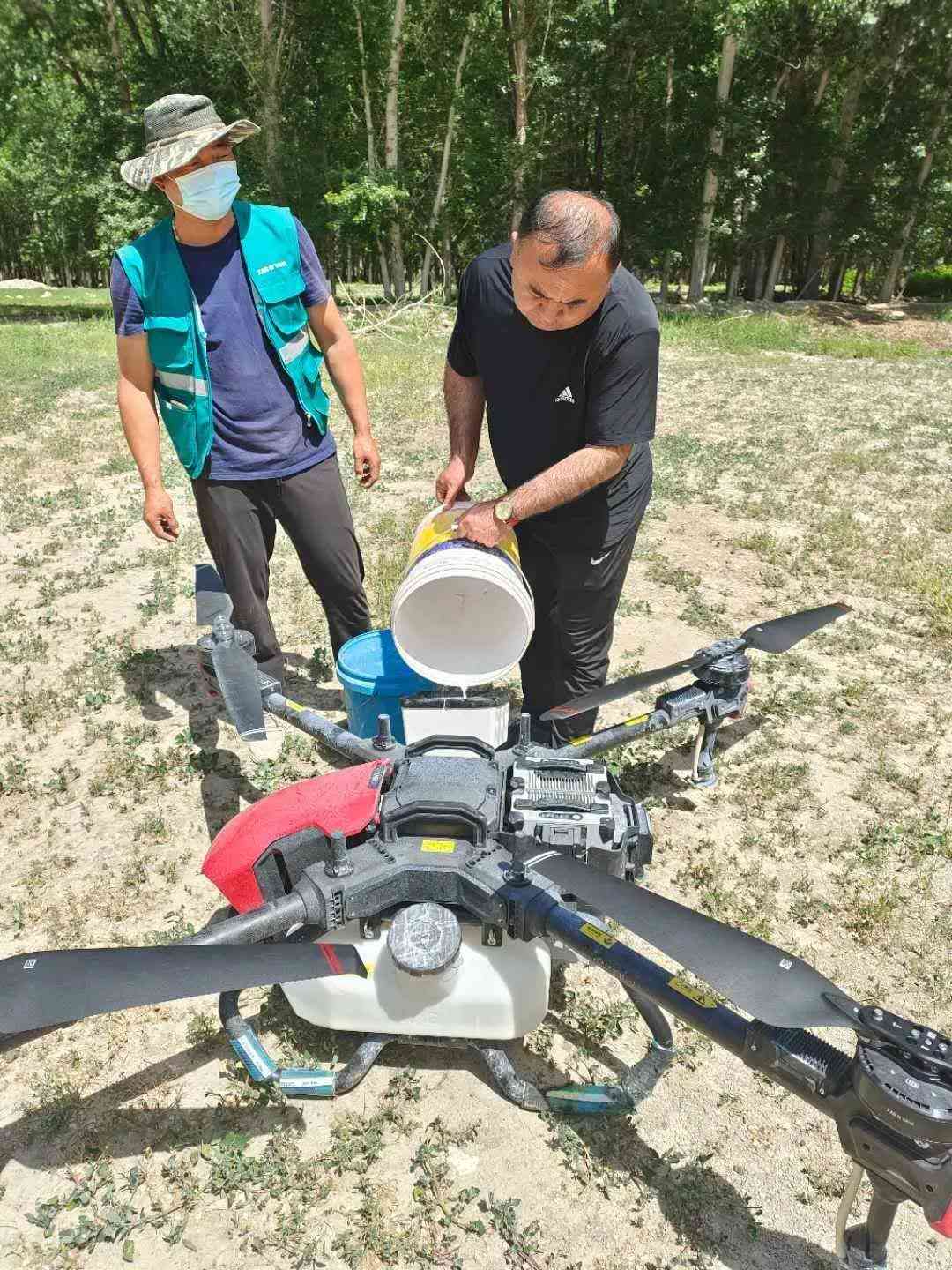温泉县林业局领导亲自参与作业与极飞P80农业无人机来一次“亲密接触”