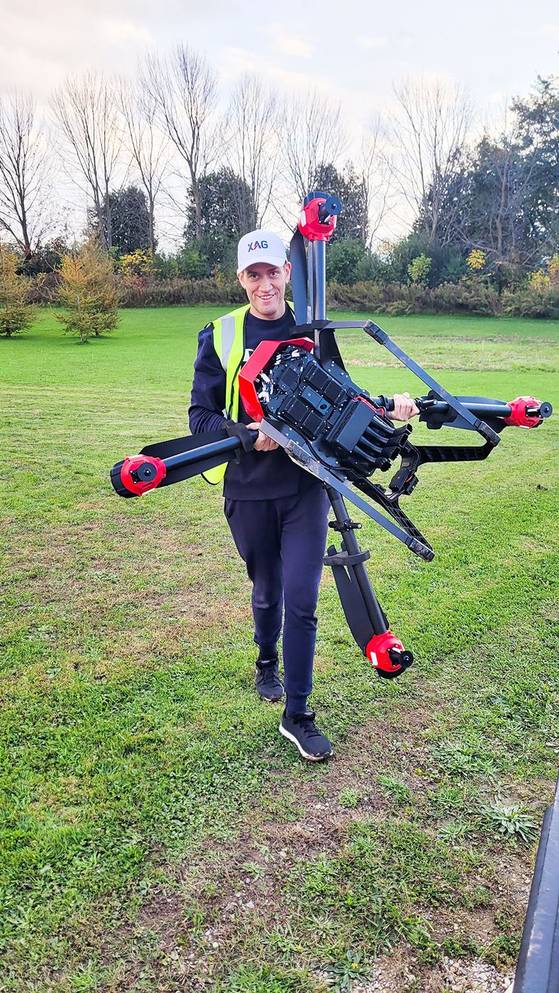 SKY AG Canada team operator carrying the drone to the demonstration site. (source: SKY AG Canada)