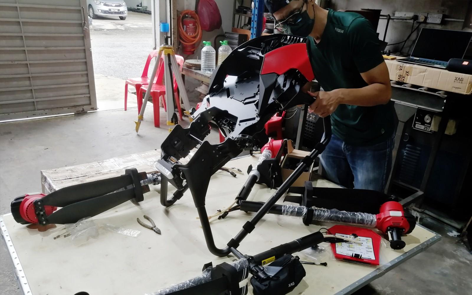 Remove four arms and propellers, let’s give a careful body check to the new arrival drone before the first take off. (Malaysia, source: Alliance Agrotech Sdn Bhd)