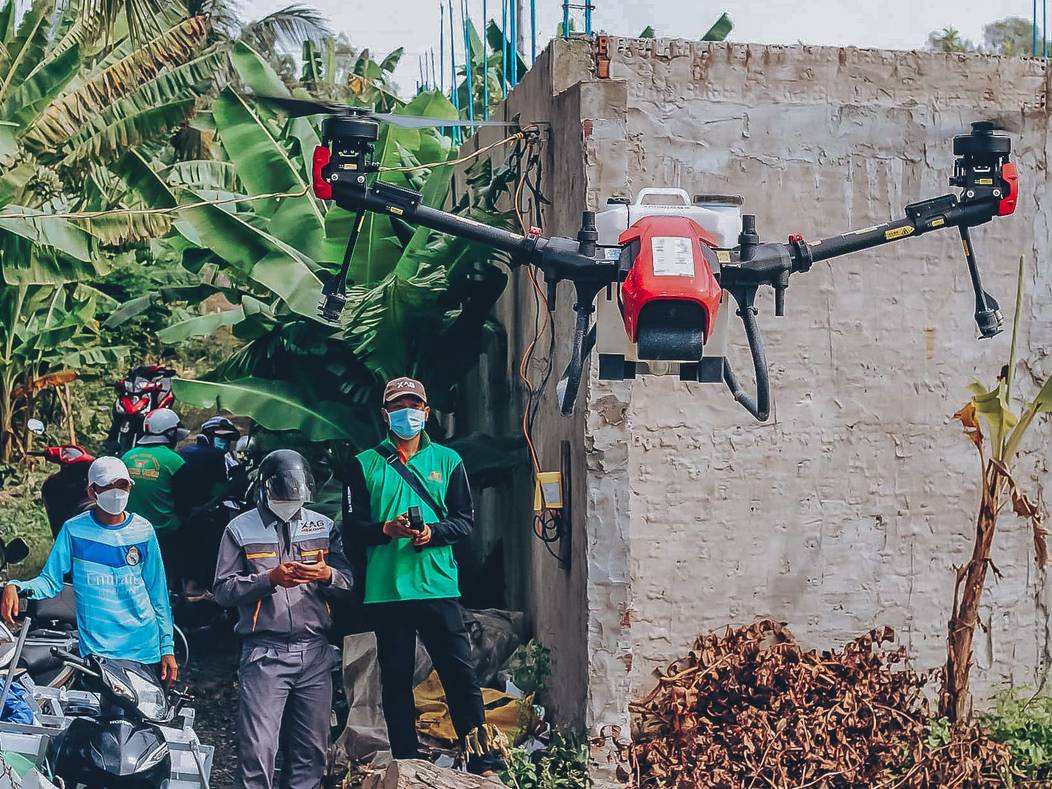 Moving to a fruit plantation for another service order. No matter how many times you watched, the moment of drone taking off to the fields is always eye-catching to farmers.