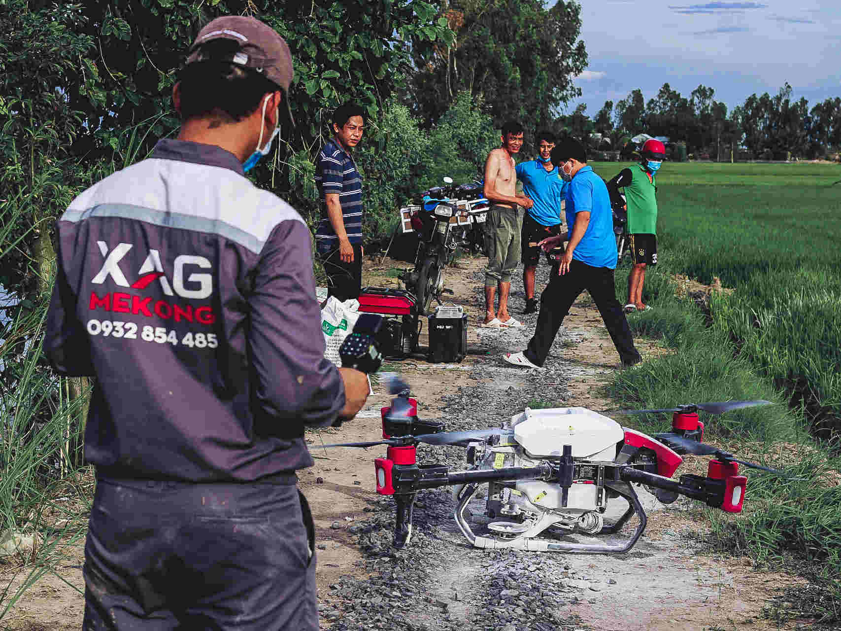 Quickly deploying the drone to the rice paddy for fighting pests and diseases, the pilot has been getting used to the gossip from onlookers. “Fellas, hold your curiosity for a while, let the spread effect talk.” 