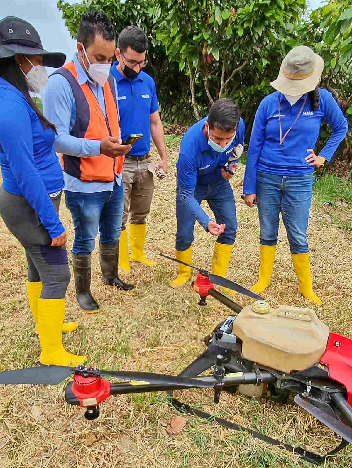 Drone pilots and technicians discussed the spraying plan of XAG drone