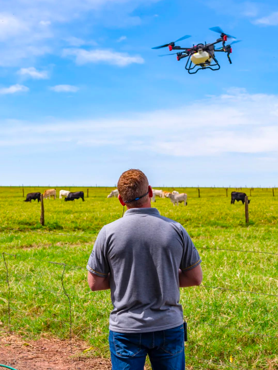 巴西用户使用手机操作极飞农业无人飞机